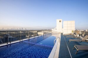 室内游泳池，池畔遮阳伞