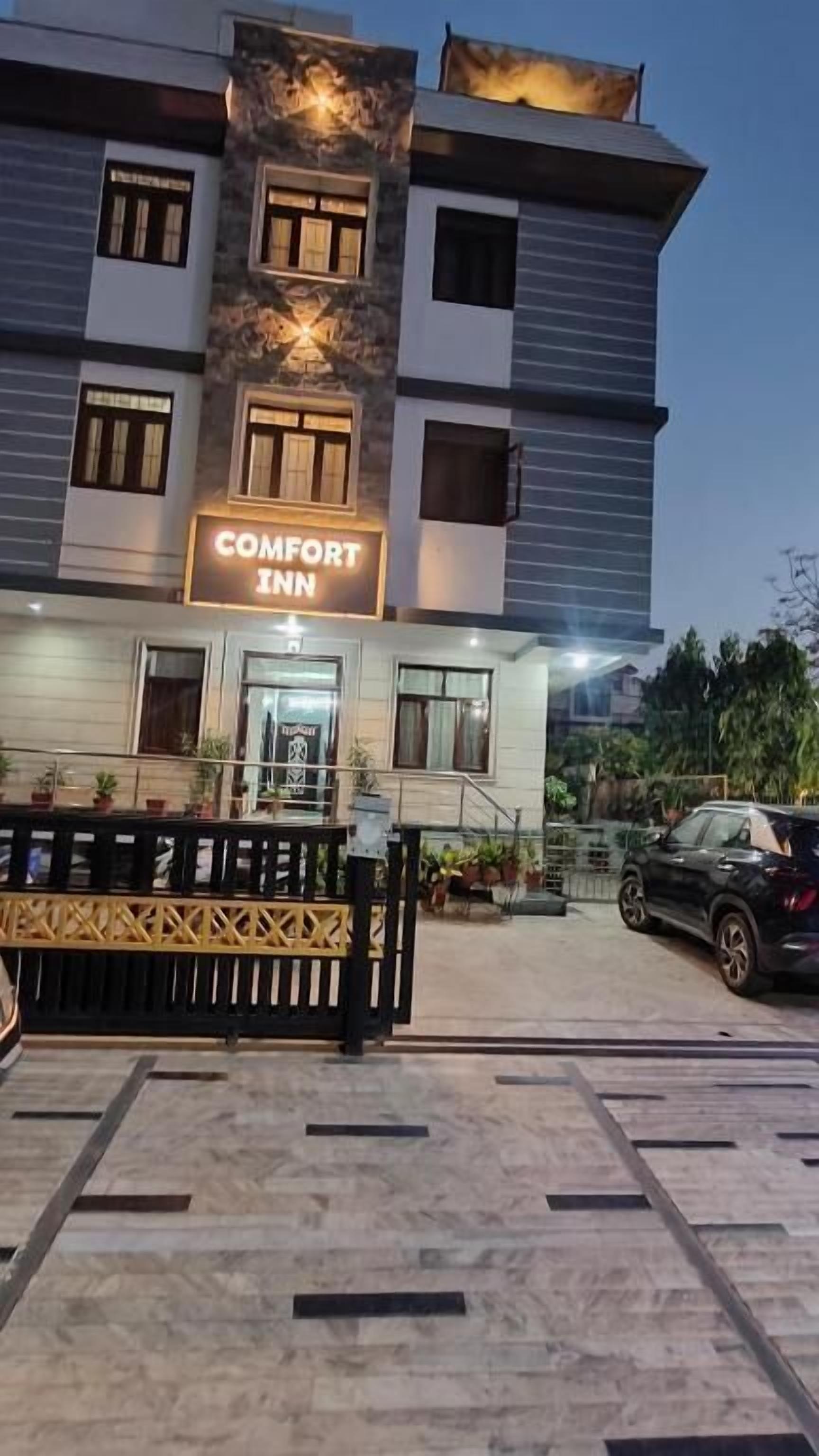 Un edificio a più piani con un cartello che riporta la scritta "COMFORT INN".