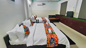 Ein Hotelzimmer mit einem großen Bett, einem Schreibtisch und einem Kleiderschrank.