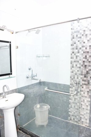 Shower, free toiletries, slippers, towels - Hotel comfort inn (Jaipur)