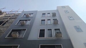 A multi-story building with several air conditioning units installed in the windows. - Townhouse Dharuhera Bus Terminal (Rewari)