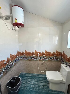 Shower, towels, soap, toilet paper - 
Peaceful Nature Scenic Views & Private Stay Charming Romantic Private Cottage (Ooty)