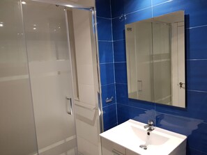 Shower, hair dryer, towels, toilet paper - LUQUILLO TOWER (La Manga)