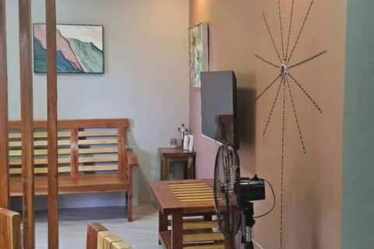 Hus – comfort, 1 soverom, fjellutsikt | Oppholdsrom | En 43-tommers smart-TV med digitale kanaler samt Netflix og Hulu