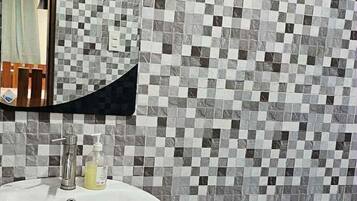 Rumah Keluarga, 2 kamar tidur, balkon, pemandangan gunung | Kamar mandi | Handuk dan tisu toilet