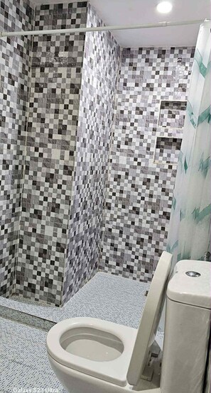 Familiehus, 2 soverom, balkong, fjellutsikt | Bad | Håndklær og toalettpapir