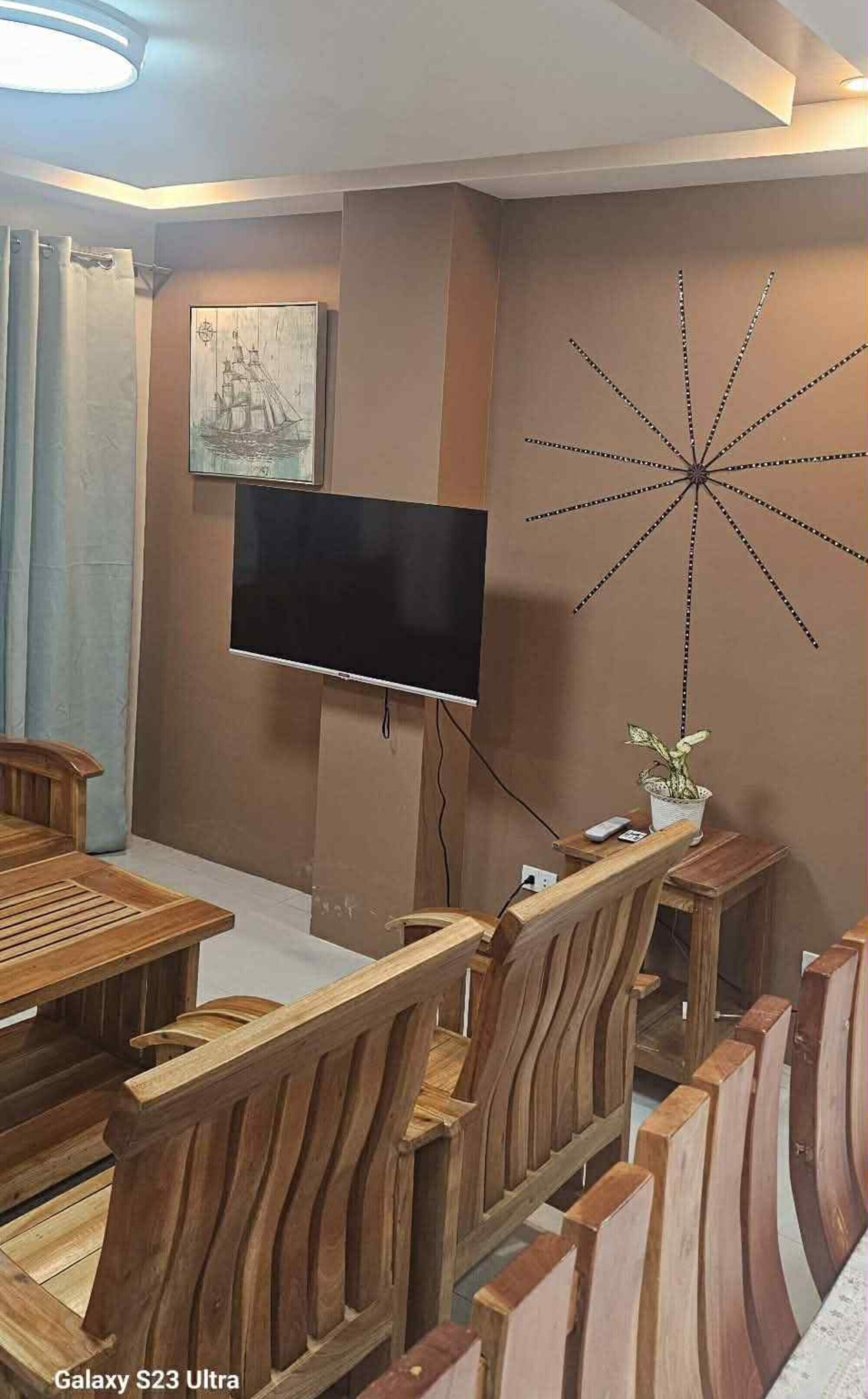 Familiehus, 2 soverom, balkong, fjellutsikt | Oppholdsrom | En 43-tommers smart-TV med digitale kanaler samt Netflix og Hulu