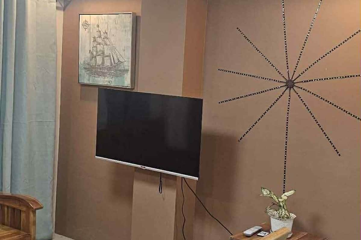 Familiehus, 2 soverom, balkong, fjellutsikt | Oppholdsrom | En 43-tommers smart-TV med digitale kanaler samt Netflix og Hulu