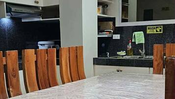 Rumah Keluarga, 2 kamar tidur, balkon, pemandangan gunung | Makan di kamar