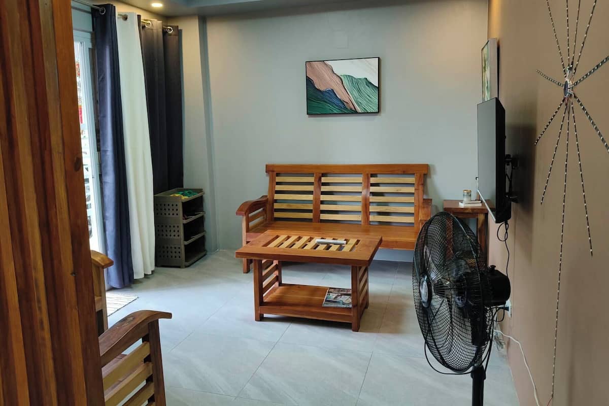 Comfort Condo, 1 Bedroom, Mountain View | Ruang tamu | 43 inci sebuah televisyen pintar dengan digital, Netflix, Hulu