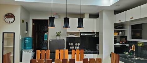 ファミリー コンドミニアム 2 ベッドルーム バルコニー マウンテンビュー | 客室内のダイニングエリア