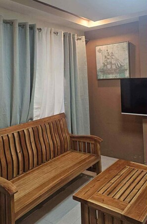 43-inch Smart TV with digital channels, Netflix, Hulu - MEEK'S VILLAS TRANSIENT HOUSE (Baguio)