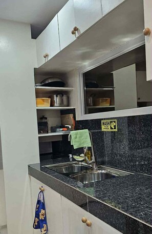 Family Condo, 2 Bedrooms, Balcony, Mountain View | Dapur peribadi | Peti sejuk, ketuhar gelombang mikro, dapur, mesin basuh pinggan mangkuk 