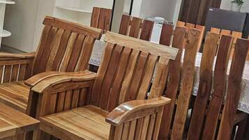 Rumah Keluarga, 2 kamar tidur, balkon, pemandangan gunung | Ruang keluarga | Smart TV 43-inci dengan saluran TV digital, Netflix, dan Hulu