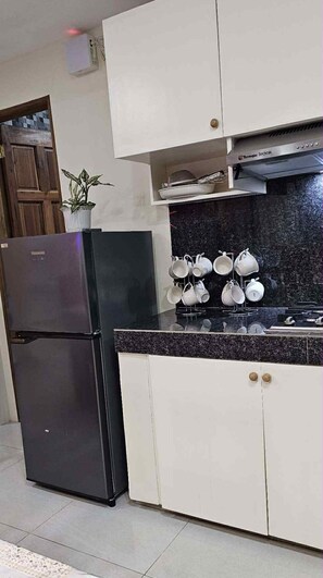 Condo dành cho gia đình, 2 phòng ngủ, ban công, quang cảnh núi | Bếp riêng | Tủ lạnh, lò vi sóng, bếp nấu, máy rửa bát 