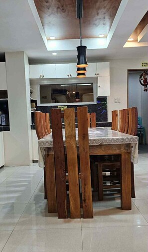 Condo dành cho gia đình, 2 phòng ngủ, ban công, quang cảnh núi | Khu vực ăn uống tại phòng