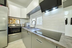 Fridge, microwave, oven, stovetop