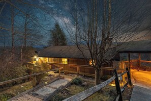 Property grounds - Multi Family Retreat Sleeps 24*Downtown Gatlinburg (Gatlinburg)
