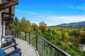 Terrace/patio - Multi Family Retreat Sleeps 24*Downtown Gatlinburg (Gatlinburg)