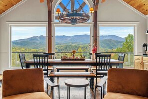Dining - Multi Family Retreat Sleeps 24*Downtown Gatlinburg (Gatlinburg)