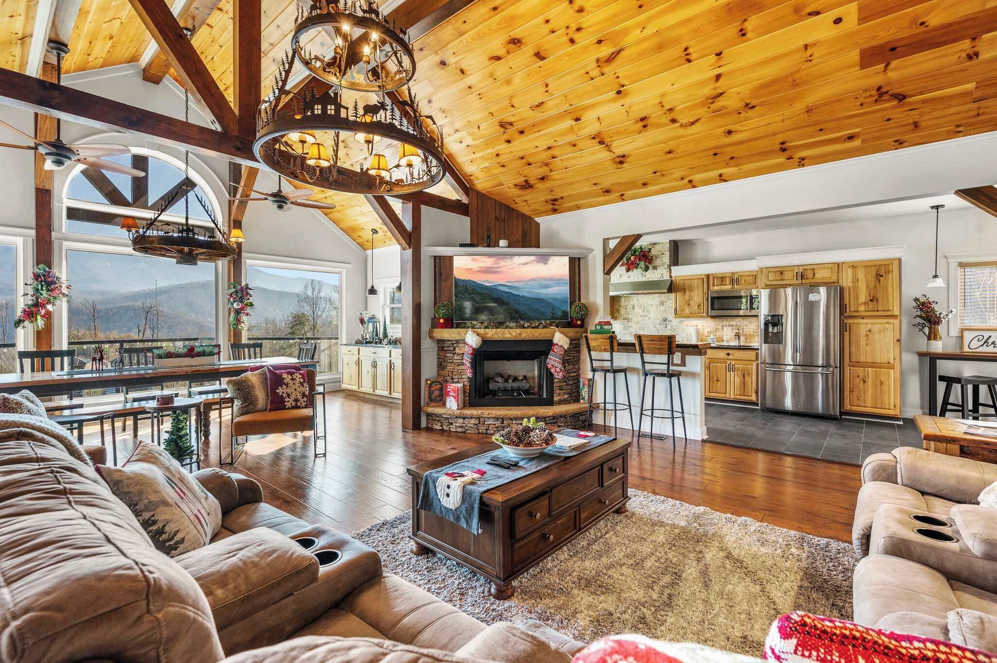 Televisie, een open haard en een kantoor