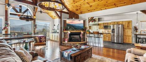 Televisie, een open haard en een kantoor