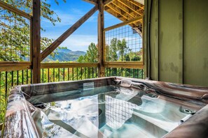 Outdoor spa tub - Multi Family Retreat Sleeps 24*Downtown Gatlinburg (Gatlinburg)