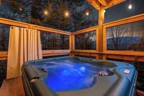 Outdoor spa tub - Multi Family Retreat Sleeps 24*Downtown Gatlinburg (Gatlinburg)