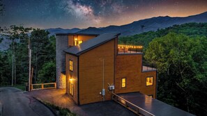 Exterior - *NEW* Sleeps 22 | 5BR | Luxury Chateau Indoor Pool (Gatlinburg)