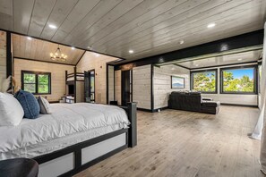 5 bedrooms, iron/ironing board, travel cot, WiFi - *NEW* Sleeps 22 | 5BR | Luxury Chateau Indoor Pool (Gatlinburg)