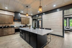 Fridge, microwave, oven, stovetop - *NEW* Sleeps 22 | 5BR | Luxury Chateau Indoor Pool (Gatlinburg)