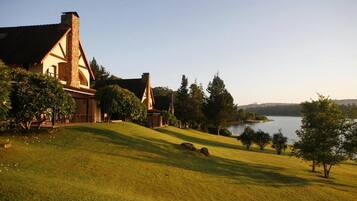 Alpehytte, balkong, hageutsikt