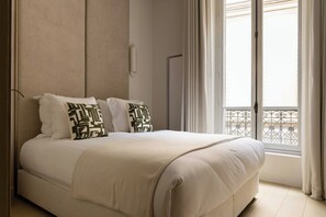 2 bedrooms, desk, iron/ironing board, travel cot - Luxury flat -2BR/6P- Madeleine/Saint Honore (Paris)