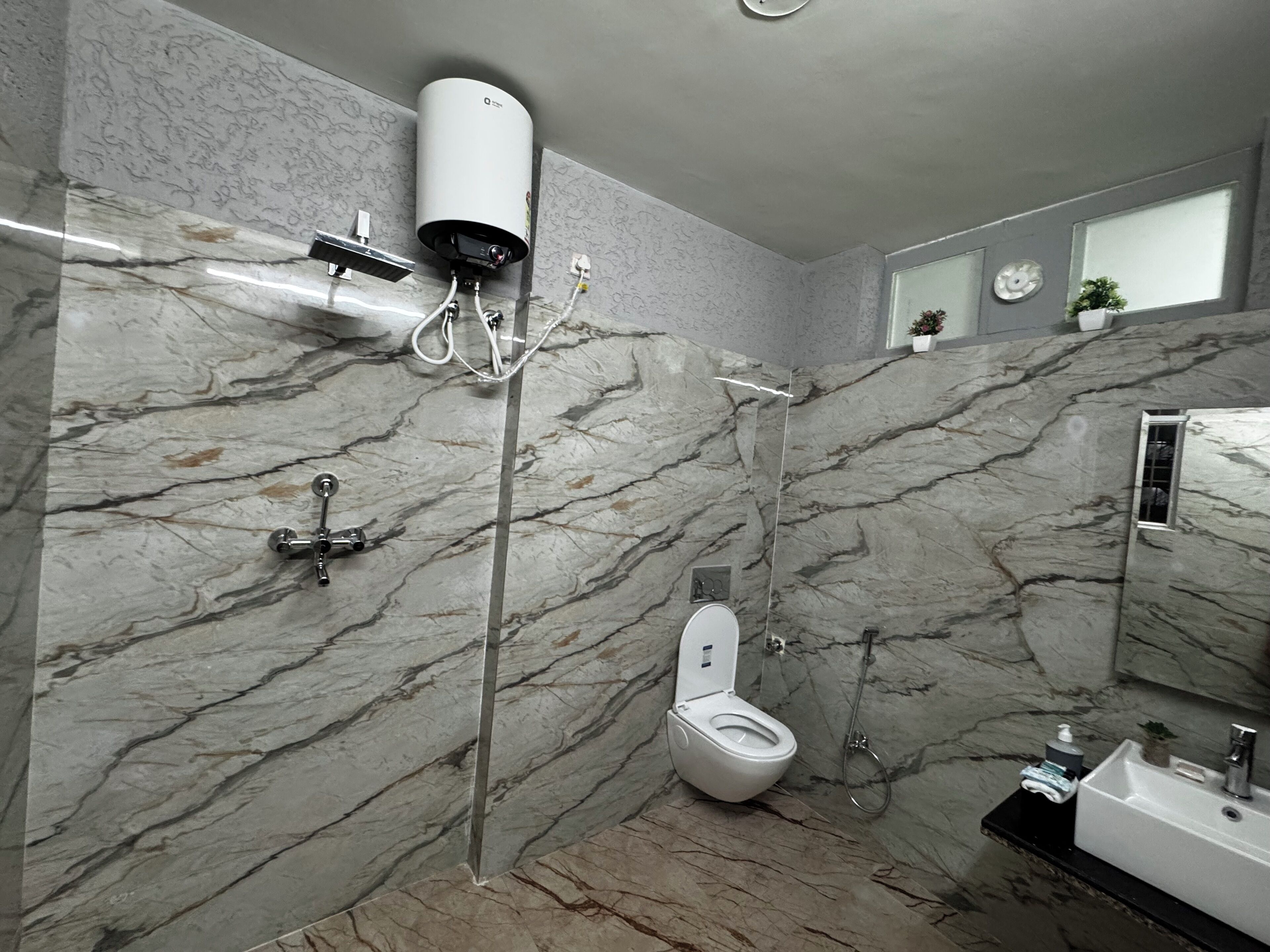 Een douche, een haardroger, handdoeken, zeep