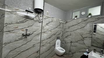 Een douche, een haardroger, handdoeken, zeep