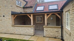 Exterior - Bridge House – Modern Comfort in Historic Stone (Scarborough)