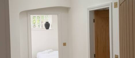 5 bedrooms, internet, bed sheets