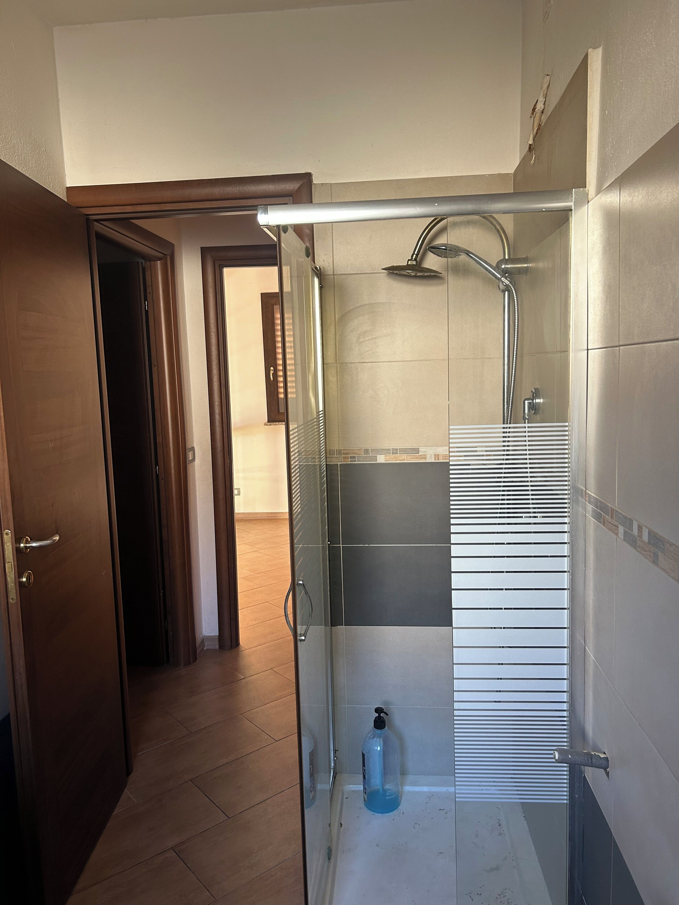 Douche, sèche-cheveux, bidet, serviettes fournies