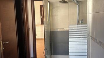 Douche, sĂšche-cheveux, bidet, serviettes fournies