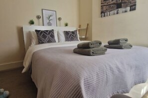 2 habitaciones, tabla de planchar con plancha, wifi y ropa de cama 