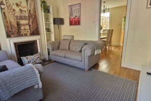 Living area - Windsor Castle Amazing Cottage | 2-Min Walk | Central & Stylish (Windsor)