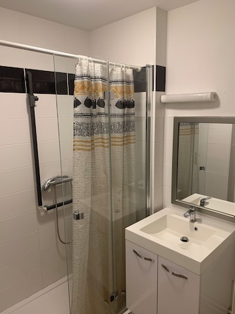 Serviettes fournies, savon, papier toilette. Très bel appartement de 47 mètres tout confort Ronchin