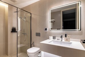 ฝักบัว, ของใช้ในห้องน้ำฟรี, ไดร์เป่าผม, ผ้าเช็ดตัว