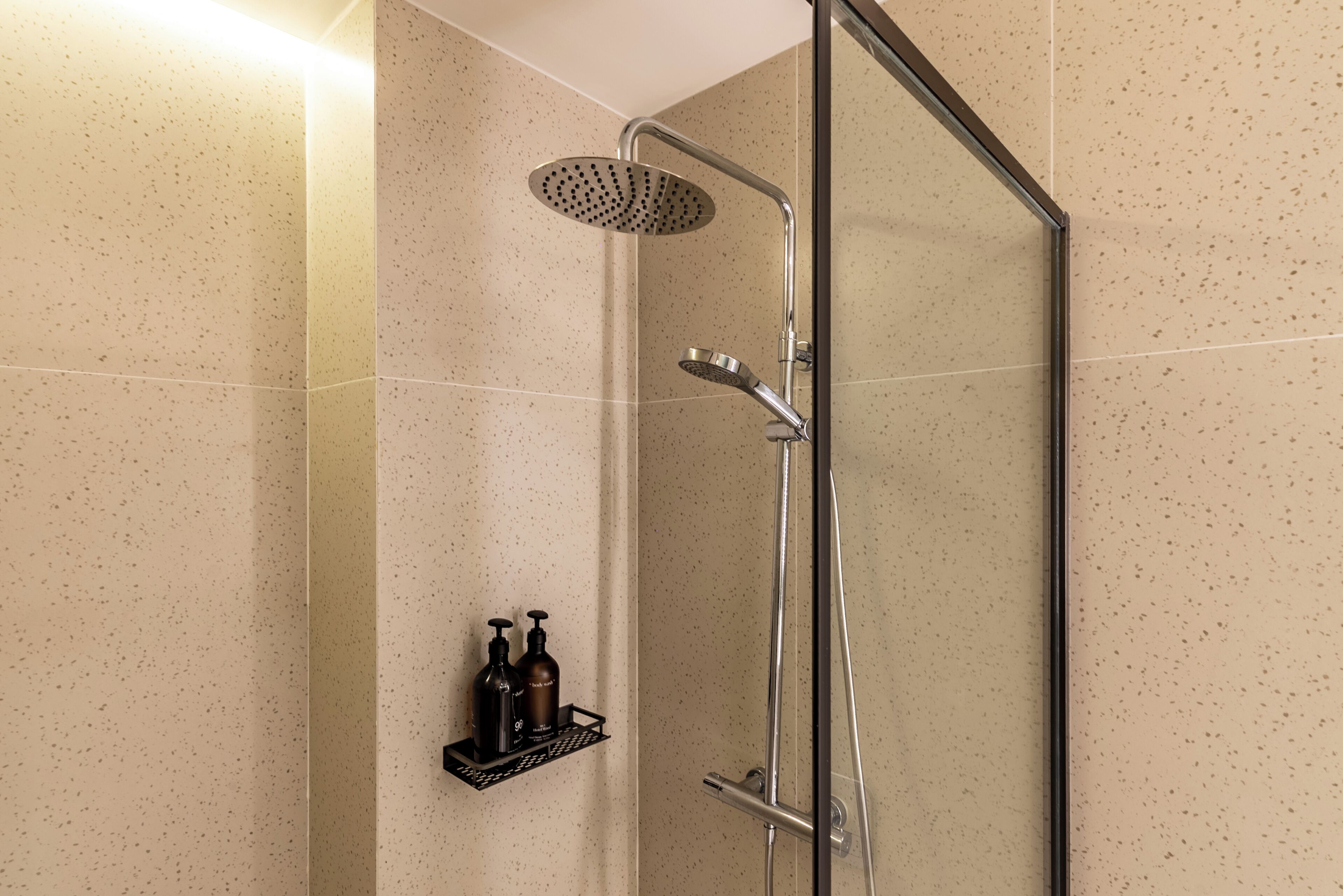 Douche, articles de toilette gratuits, sèche-cheveux