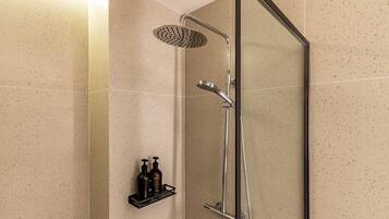 Douche, articles de toilette gratuits, sèche-cheveux