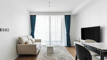 Apartment, Poolblick | Zimmersafe, kostenloses WLAN, Bettwäsche