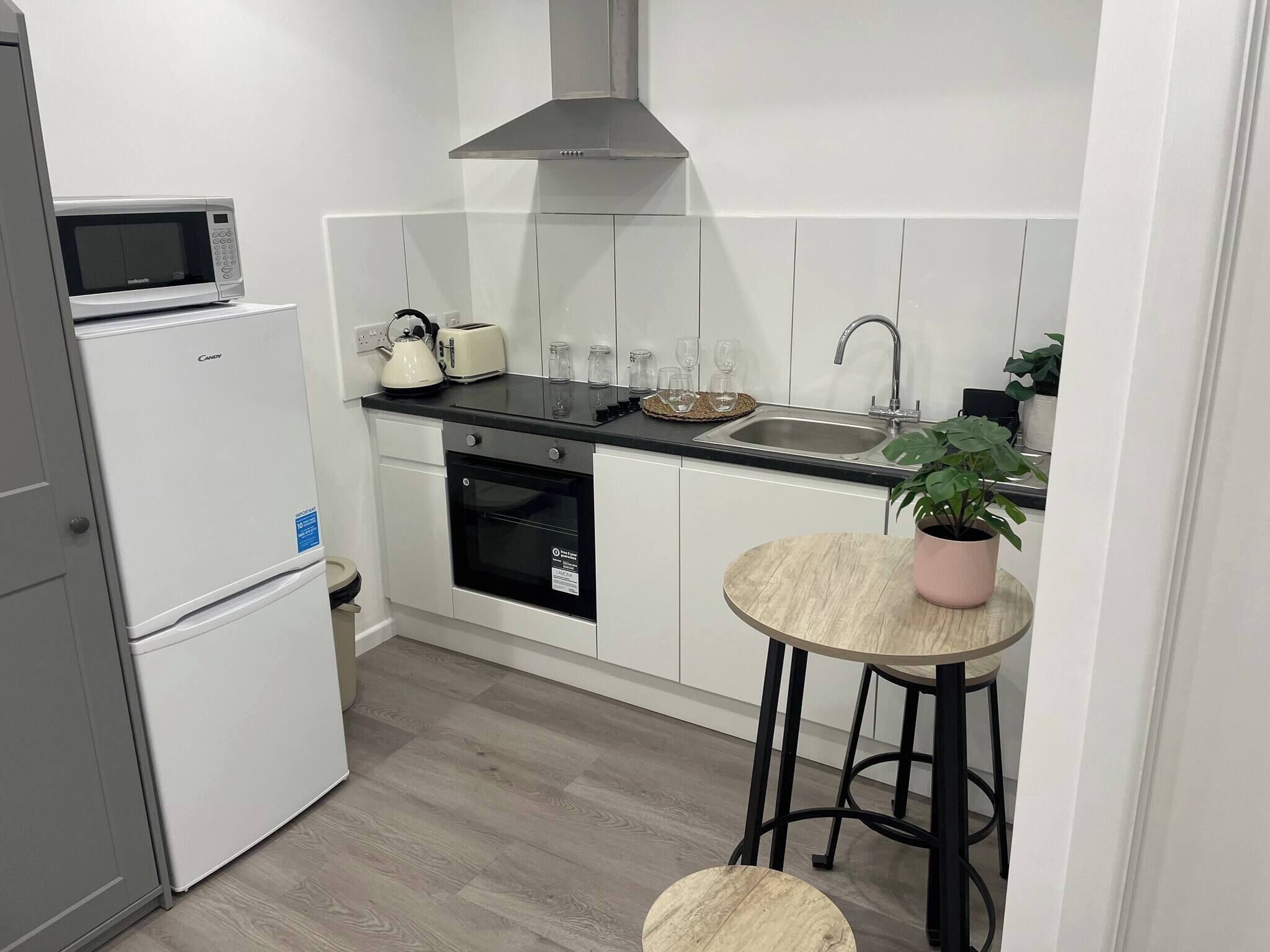 Frigorifero, microonde, forno, piano cottura