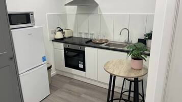 Frigorifero, microonde, forno, piano cottura