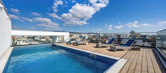 101 Sfiggos - City View Balcony & Communal Rooftop Pool