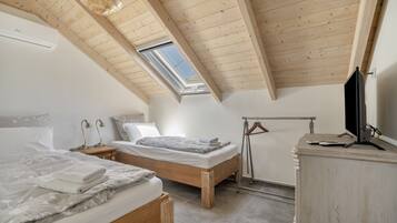 3 bedrooms, iron/ironing board, WiFi, bed sheets